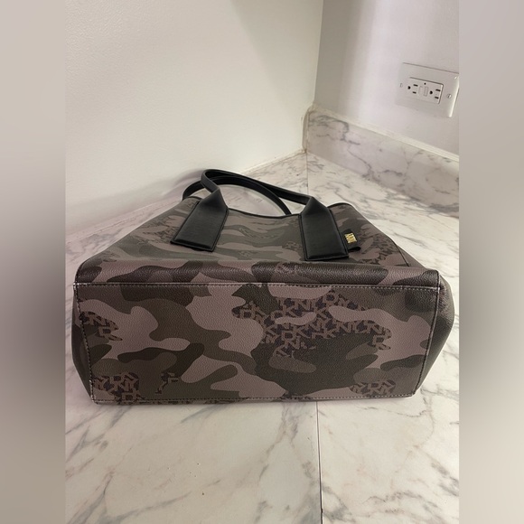 DKNY ARMY CAMO TOTE BAG - Picture 14 of 14